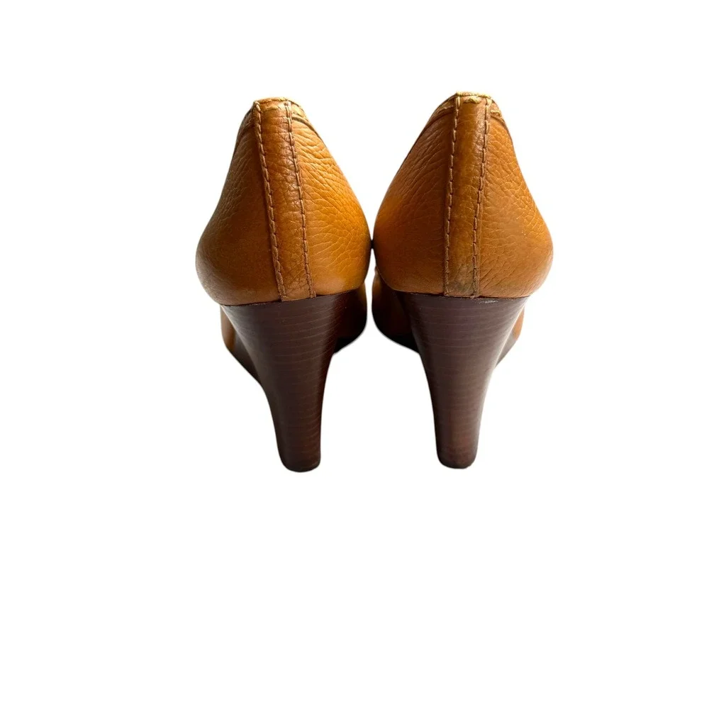 Tory Burch Sally Tan Pebbled Leather Peep Toe Wedge Pumps Gold Logo Medallion